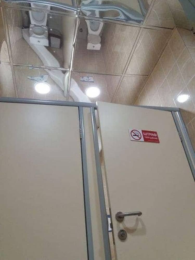 bathroom-mirror-ceiling-people-failed-to-pay-attention