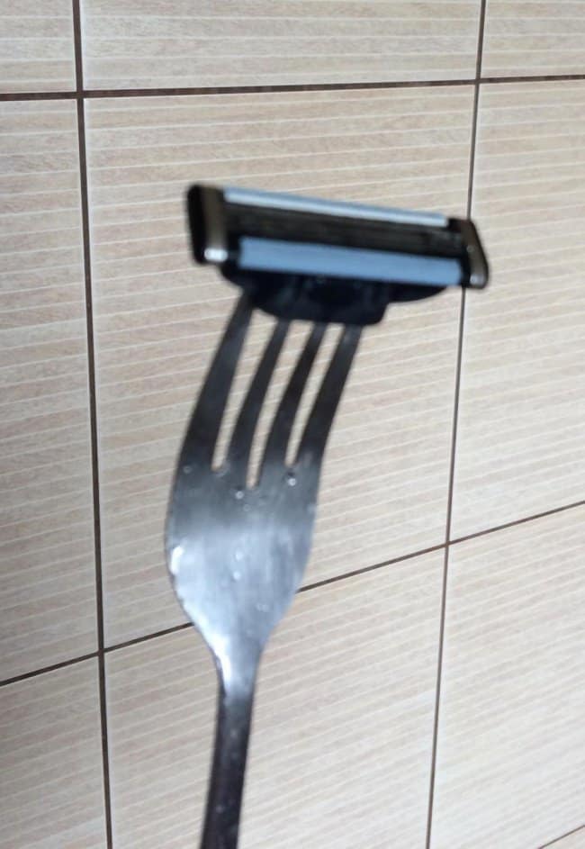 broken-razor-handle-solution-funny-inventions