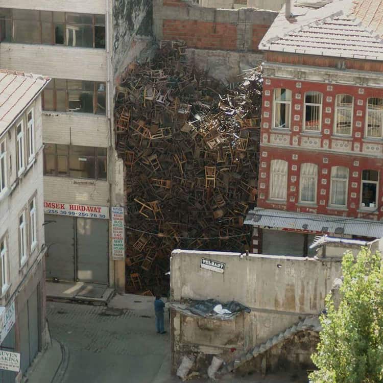 building-size-pile-of-chairs-mind-bending-pics