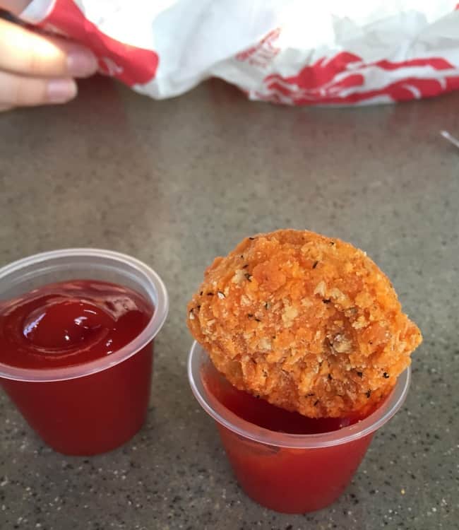 chicken-nugget-does-not-fit-in-the-gravy-cup-hilariously-painful-things