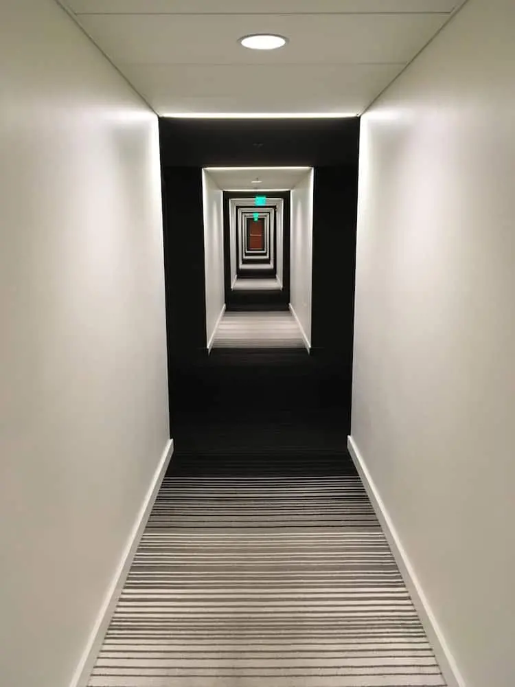 confusing-hallway-remarkable-photos