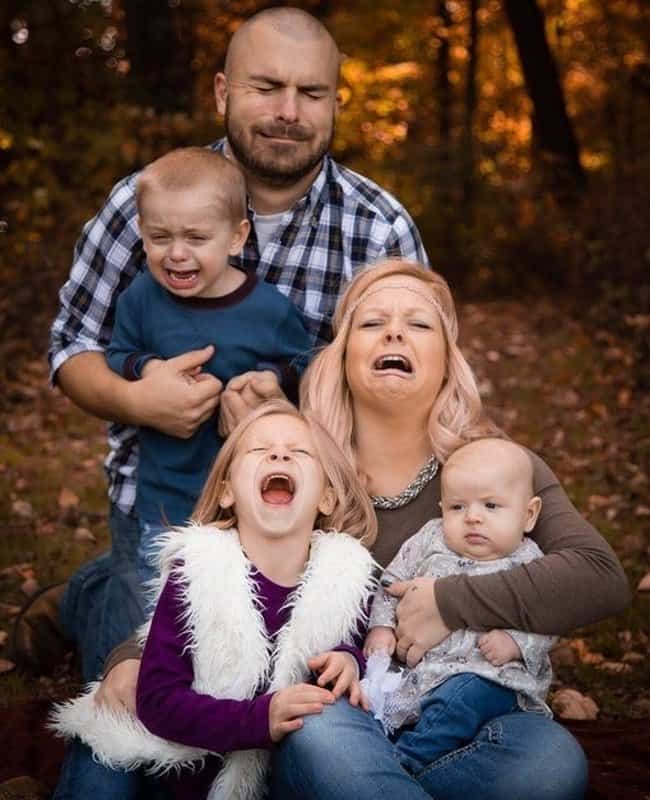 crying-family-hilarious-family-photos