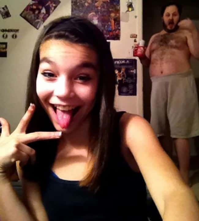 dad-photobombs-daughter-selfie-master-pranksters