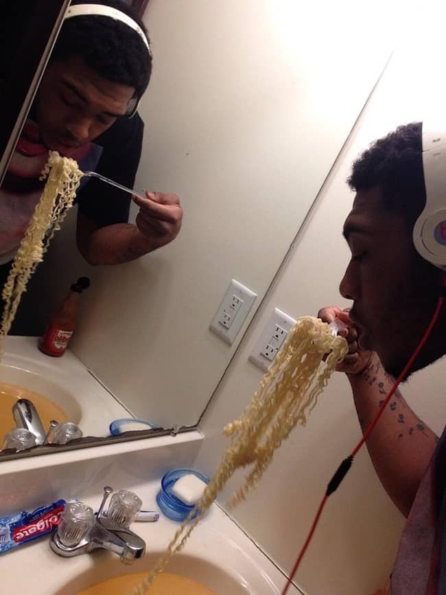 eating-noodles-from-a-bathroom-sink-people-with-extraordinary-mind