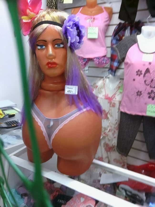 face-buttocks-mannequins-posing-hilariously