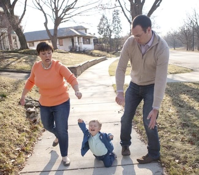 kid-tripping-on-the-ground-hilarious-family-photos