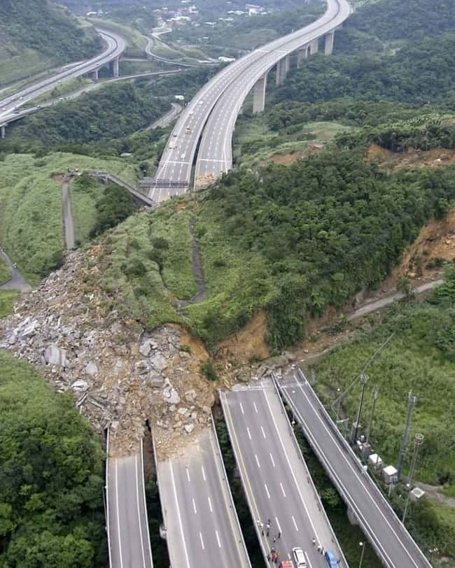 landslide-in-taiwan-highway-scary-photos