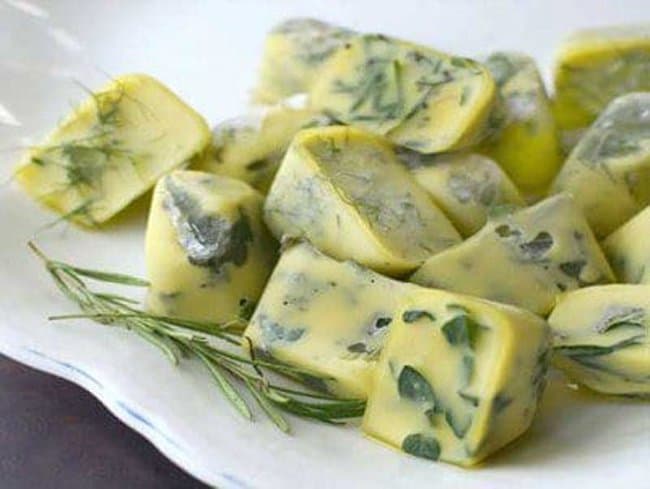 leftover-herbs-in-olive-oil-frozen-cubes-freezer-hacks