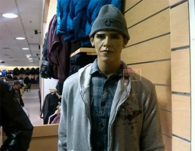 looks-like-obama-mannequins-posing-hilariously