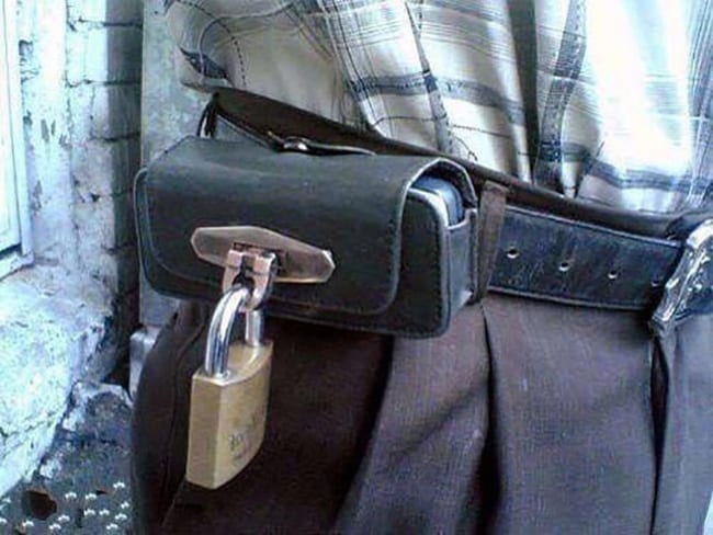 padlock-phone-holder-people-with-extraordinary-mind