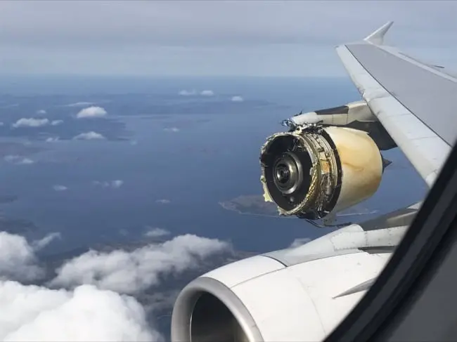 plane-turbine-engine-not-looking-good-during-flight-scary-photos