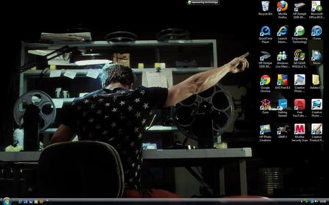 pointing-out-what-is-important-clever-desktop-wallpapers