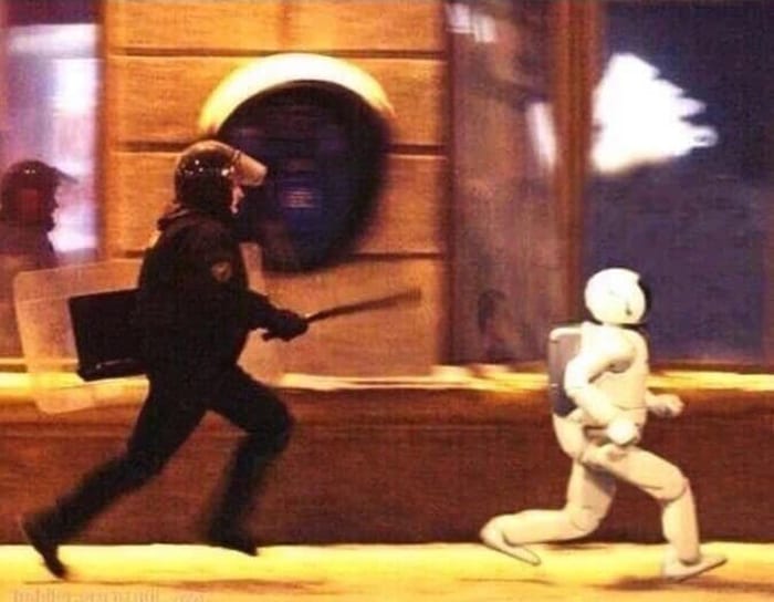 police-chasing-a-robot-confusing-photos