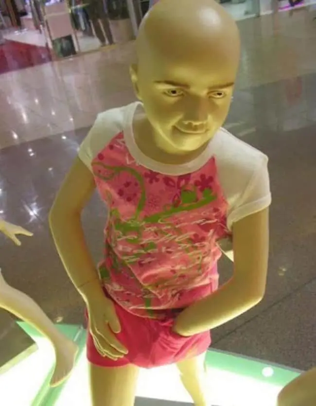 sinister-looking-mannequins-posing-hilariously