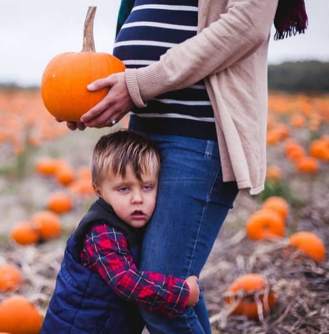 son-looking-awkward-halloween-picture-hilarious-family-photos