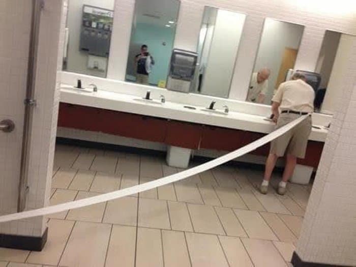 toilet-paper-stuck-pants-confusing-photos