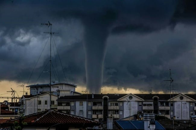 tornado-in-venice-scary-photos