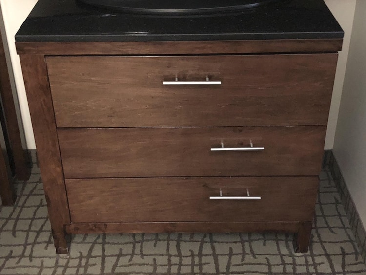 cabinet-drawer-misaligned-handles-cringeworthy-pics