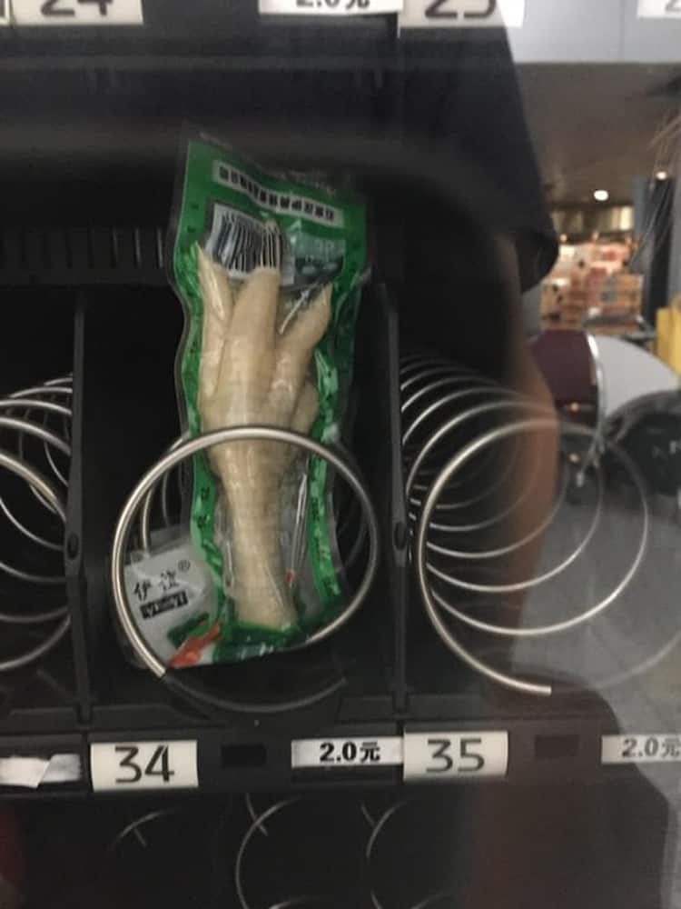 chicken-feet-vending-machine-confusing-pics