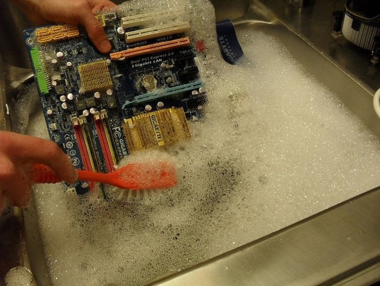 cleaning-a-motherboard-cringeworthy-pics