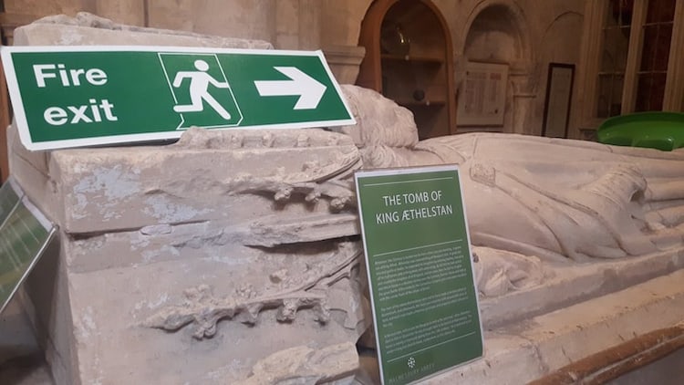 england-king-tomb-sign-holder-regrettable-photos