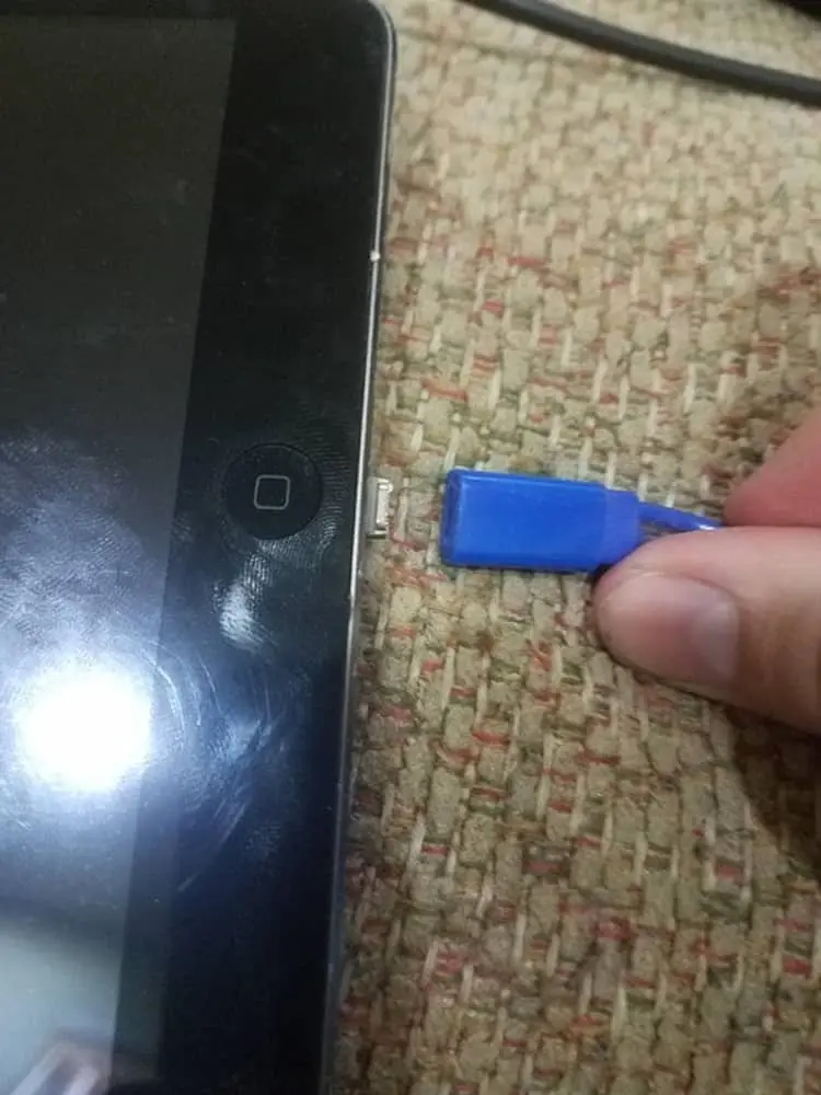 phone-charger-detached-hilariously-bad-situations