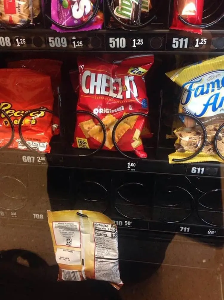 snack-stuck-in-a-vending-machine-hilariously-bad-situations