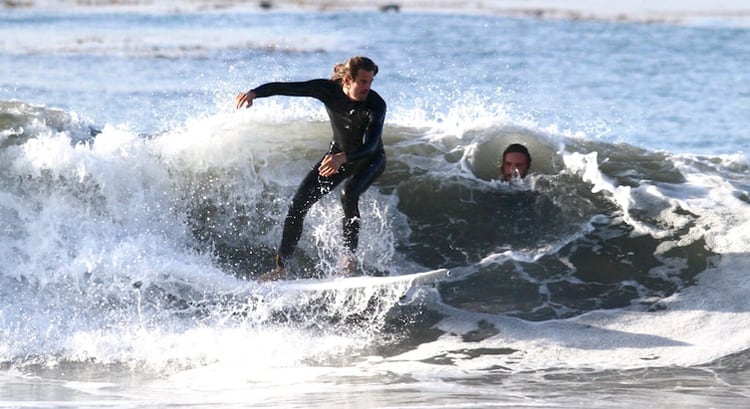 surfer-hiding-in-the-wave-impressive-photos