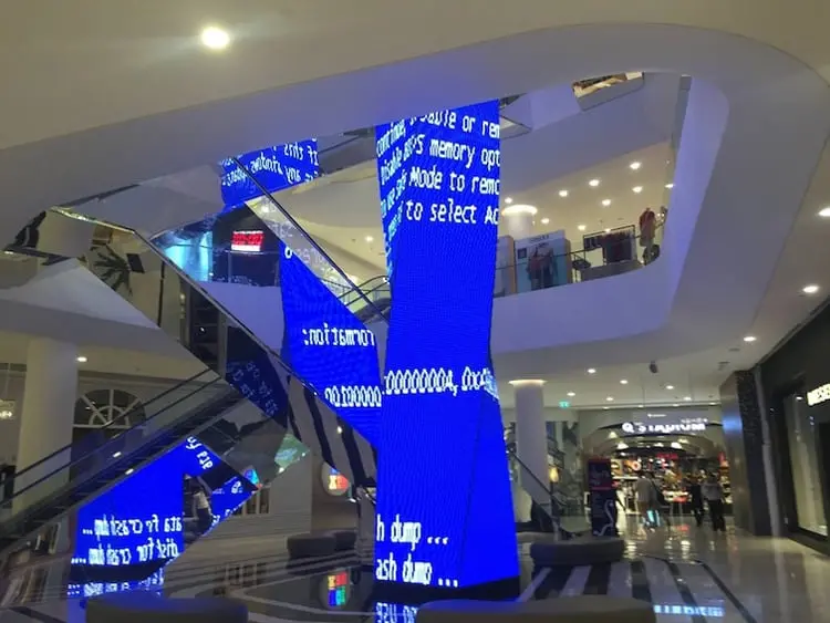 windows-blue-screen-on-advertisement-projector-hilarious-side-of-internet