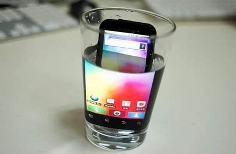 zooming-in-phone-screen-with-water-funny-life-hacks