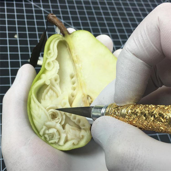 daniele-barresi-carving-pear