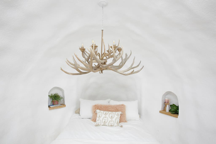 giant potato airbnb bedroom