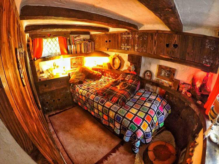 real-life hobbit house bedroom