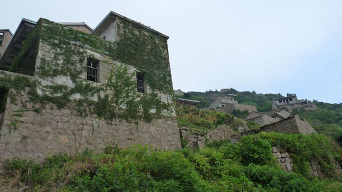 houtouwan village houses covered greenery