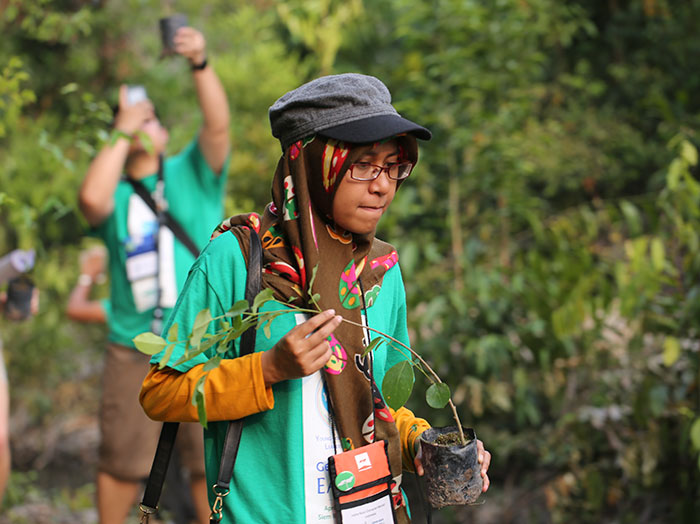 philippines students plant 10 trees bill