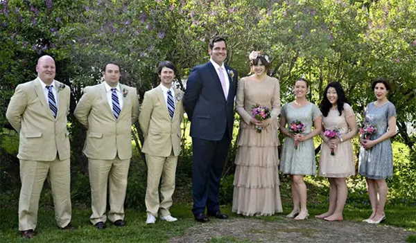 tall people struggles wedding couple