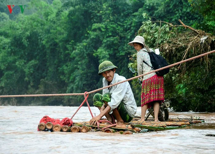 huoi ha village vietname bamboo rafts