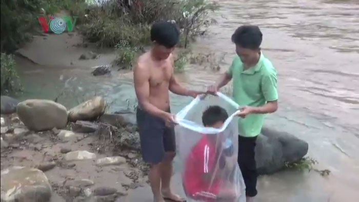 kids placed in plastic bags vietnam river