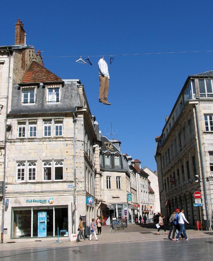 mark jenkins realistic mannequins hanging man besanson france
