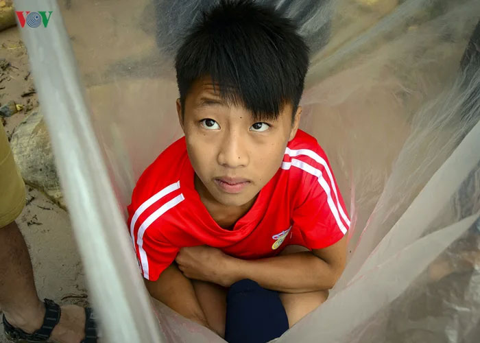 schoolkid huoi ha placed in plastic bag