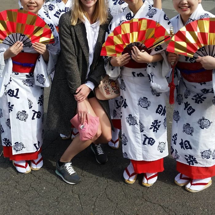 tall people problems japan woman kneeling