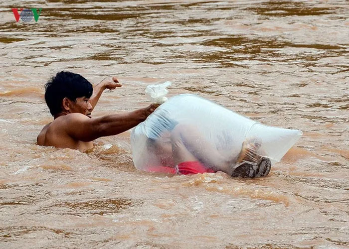 vietnamese schoolkids dragged across river in plastic bag