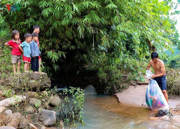 vietnamese schoolkids placed in plastic bags cross river