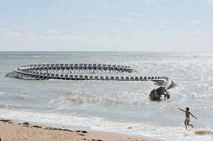 giant serpent sculpture huang yong ping france