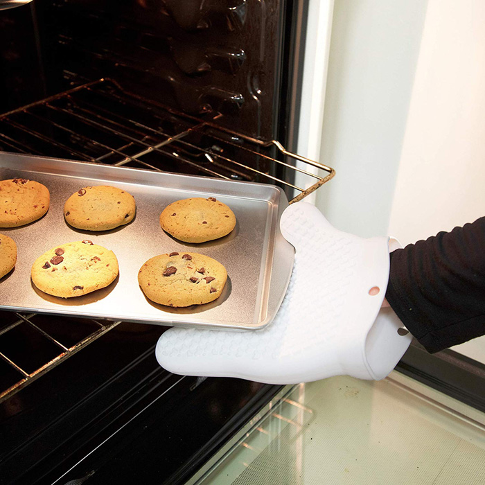 mickey mouse oven gloves baking pan