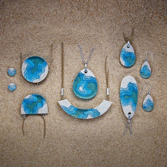 various designs sand and resin jewelry boldb