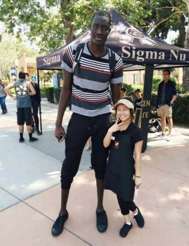 35 Times When Short People Made Tall People Look Like Actual Giants