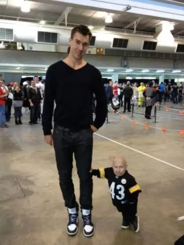 35 Times When Short People Made Tall People Look Like Actual Giants
