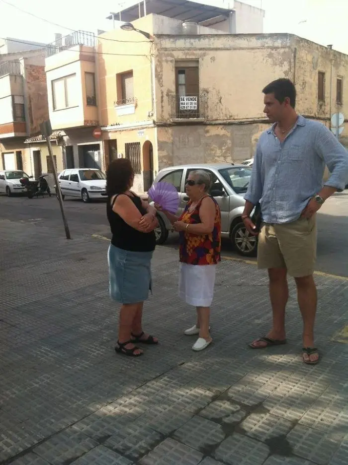 tall people with short people spain