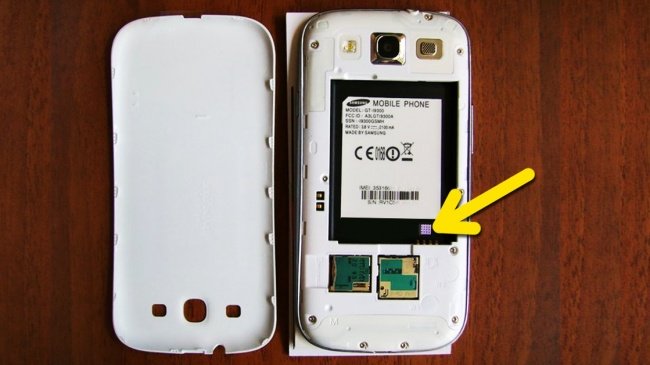 Yellow Arrow Pointing to the Moisture Indicator on a Samsung Phone